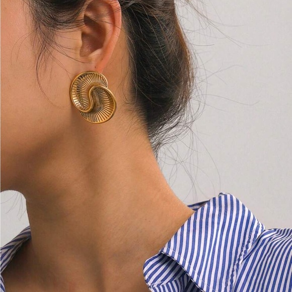 NWOT Maggie 18K Gold Plated Spiral Post Earrings - Picture 3 of 5